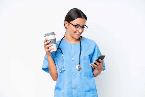 Young Nurse Woman Isolated White Background Holding Coffee Take Away —  Fotos de Stock