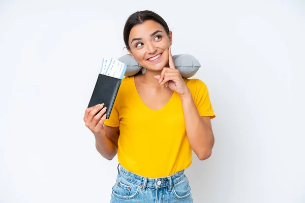 Mujer Con Almohada Viaje Inflable Sobre Fondo Aislado Pensando Una — Foto de Stock