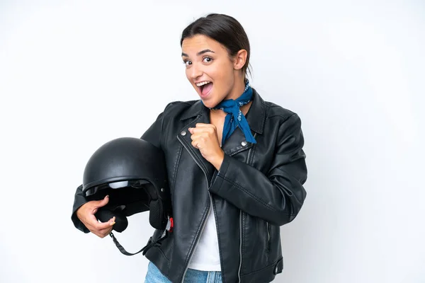 若いですCaucasian女性とともにオートバイヘルメット隔離上の青の背景祝いA勝利 — ストック写真