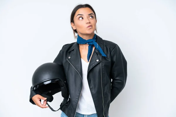 若いですCaucasian女性とともにオートバイヘルメット隔離上の青の背景と検索アップ — ストック写真