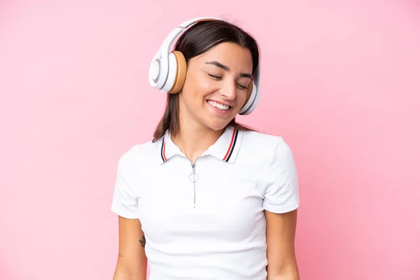 Νεαρή Καυκάσια Γυναίκα Απομονωμένη Ροζ Φόντο Ακούγοντας Μουσική — Φωτογραφία Αρχείου