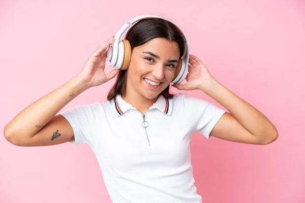 Jovem Caucasiana Isolada Fundo Rosa Ouvindo Música — Fotografia de Stock