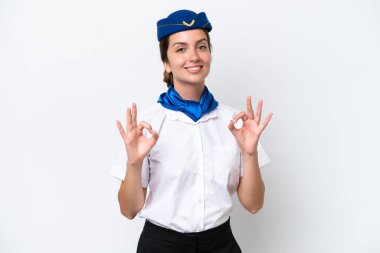 Beyaz arka planda izole edilmiş uçak hostesi beyaz kadın parmaklarıyla 