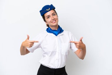 Uçak hostesi Kafkas kadın beyaz arka planda soyutlanmış gururlu ve kendinden memnun