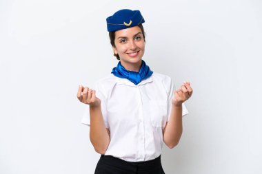 Uçak hostesi beyaz arka planda izole edilmiş beyaz kadın para hareketi yapıyor.