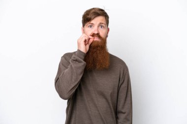 Beyaz arka planda sakallı kızıl saçlı adam sessizlik işareti gösteriyor.
