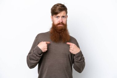 Beyaz arka planda sakallı kızıl saçlı adam kendini işaret ediyor.