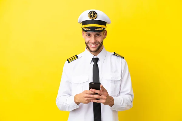 Repülőgép Kaukázusi Pilóta Izolált Sárga Háttér Küld Egy Üzenetet Mobil — Stock Fotó