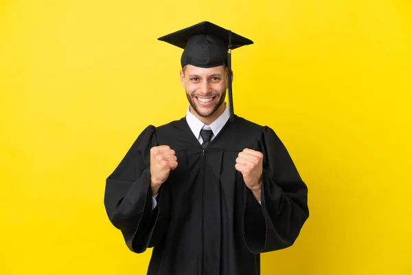 Νεαρός Απόφοιτος Πανεπιστημίου Καυκάσιος Άνδρας Απομονωμένος Κίτρινο Φόντο Γιορτάζοντας Μια — Φωτογραφία Αρχείου