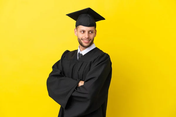 Νεαρός Απόφοιτος Πανεπιστημίου Καυκάσιος Άνδρας Απομονωμένος Κίτρινο Φόντο Σταυρωμένα Χέρια — Φωτογραφία Αρχείου