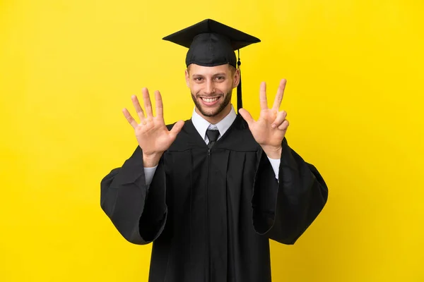 Νεαρός Απόφοιτος Πανεπιστημίου Καυκάσιος Άνδρας Απομονωμένος Κίτρινο Φόντο Μετρώντας Οκτώ — Φωτογραφία Αρχείου
