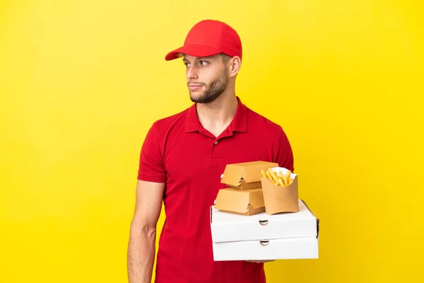 Entregador Pizza Pegar Caixas Pizza Hambúrgueres Sobre Fundo Isolado Olhando — Fotografia de Stock