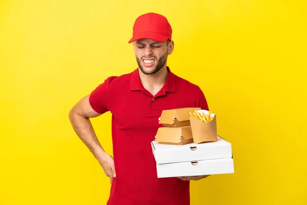 Homem Entrega Pizza Pegar Caixas Pizza Hambúrgueres Sobre Fundo Isolado — Fotografia de Stock