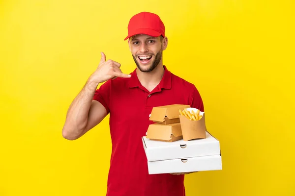 Repartidor Pizza Recogiendo Cajas Pizza Hamburguesas Sobre Fondo Aislado Haciendo — Foto de Stock