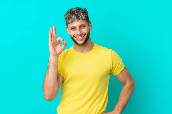 Mladý Pohledný Běloch Muž Izolované Modrém Pozadí Ukazující Znamení Prsty — Stock fotografie