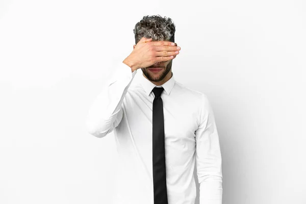 Zakelijke Blanke Man Geïsoleerd Witte Achtergrond Bedekt Ogen Door Handen — Stockfoto