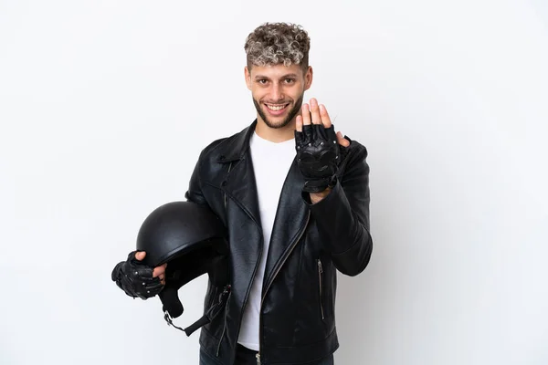 白い背景に手で来るように誘う隔離されたオートバイのヘルメットを持つ若い男 来てくれて嬉しい — ストック写真