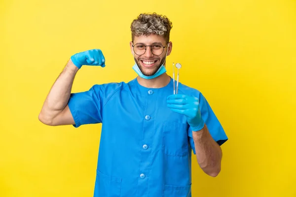 Dentista Caucasiano Homem Segurando Ferramentas Isoladas Fundo Amarelo Fazendo Gesto — Fotografia de Stock