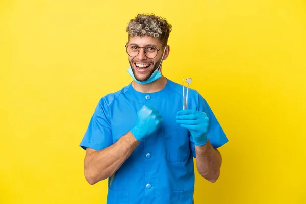 Dentista Caucasiano Homem Segurando Ferramentas Isoladas Fundo Amarelo Comemorando Uma — Fotografia de Stock
