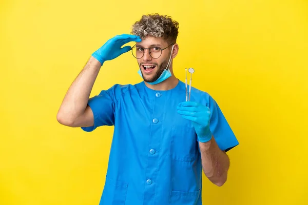 Dentysta Biały Mężczyzna Trzyma Narzędzia Izolowane Żółtym Tle Robi Gest — Zdjęcie stockowe