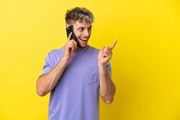 Homem Caucasiano Jovem Usando Telefone Celular Isolado Fundo Amarelo Com — Fotografia de Stock