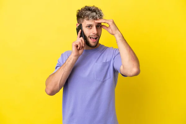 Młody Biały Człowiek Pomocą Telefon Komórkowy Odizolowany Żółtym Tle Robi — Zdjęcie stockowe