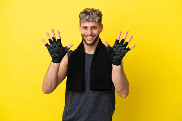 Αθλητισμός Καυκάσιος Άνθρωπος Απομονώνονται Κίτρινο Φόντο Καταμέτρηση Δέκα Δάχτυλα — Φωτογραφία Αρχείου