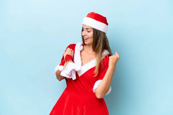 Jovem Caucasiana Vestida Como Mamãe Noel Segurando Saco Natal Isolado — Fotografia de Stock