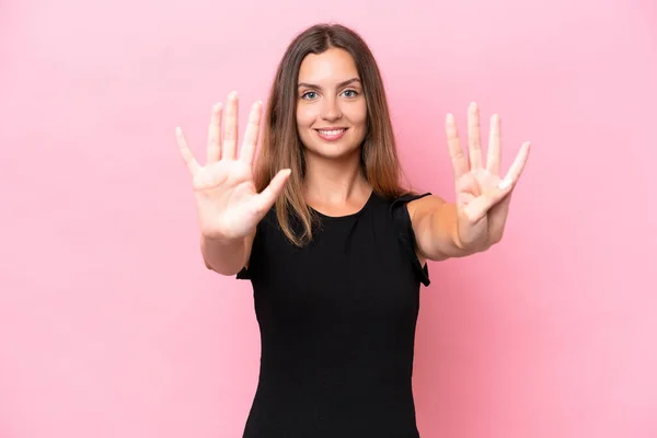 Νεαρή Καυκάσια Γυναίκα Απομονωμένη Ροζ Φόντο Μετρώντας Εννέα Δάχτυλα — Φωτογραφία Αρχείου