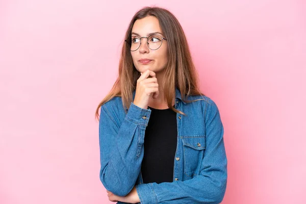 Joven Mujer Caucásica Aislada Sobre Fondo Rosa Teniendo Dudas Pensando — Foto de Stock