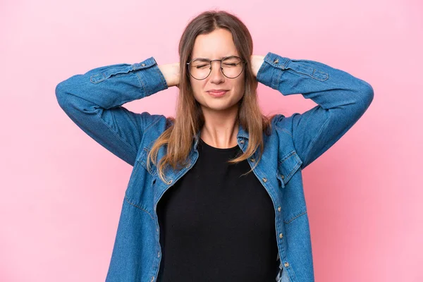 Mujer Joven Caucásica Aislada Sobre Fondo Rosa Frustrada Cubriendo Las — Foto de Stock