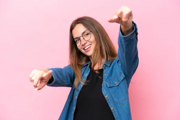 Mulher Caucasiana Jovem Isolado Fundo Rosa Apontando Frente Com Expressão — Fotografia de Stock