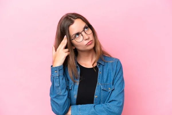 Mujer Joven Caucásica Aislada Sobre Fondo Rosa Con Problemas Para — Foto de Stock