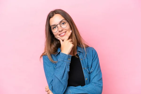 Junge Kaukasische Frau Isoliert Auf Rosa Hintergrund Glücklich Und Lächelnd — Stockfoto