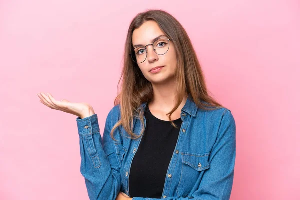 Jovem Caucasiana Isolada Sobre Fundo Rosa Com Dúvidas — Fotografia de Stock