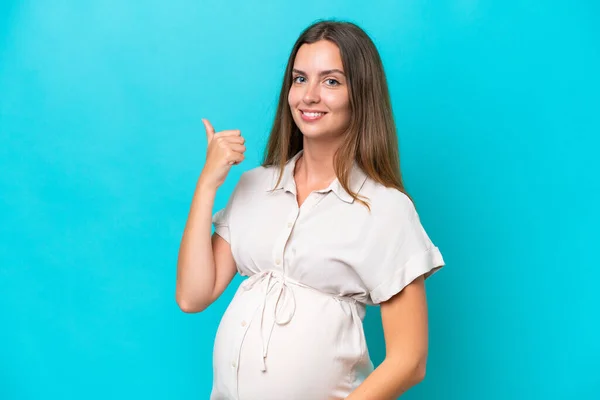 Mladá Běloška Žena Izolované Modrém Pozadí Těhotná Palcem Nahoru — Stock fotografie