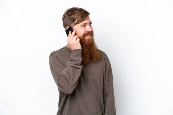 Rudowłosy Mężczyzna Brodą Odizolowany Białym Tle Prowadzący Rozmowę Telefonem Komórkowym — Zdjęcie stockowe