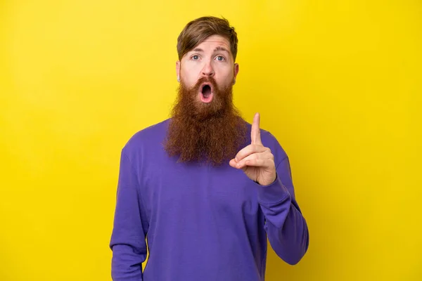 Hombre Pelirrojo Con Barba Aislada Sobre Fondo Amarillo Con Intención —  Fotos de Stock