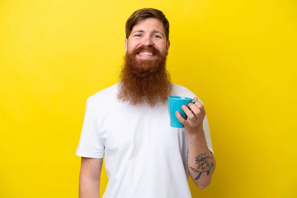 Roodharige Man Met Baard Met Een Mok Geïsoleerd Gele Achtergrond — Stockfoto