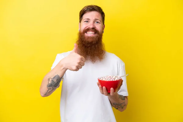 Pelirrojo Con Barba Comiendo Tazón Cereales Aislado Sobre Fondo Amarillo — Foto de Stock