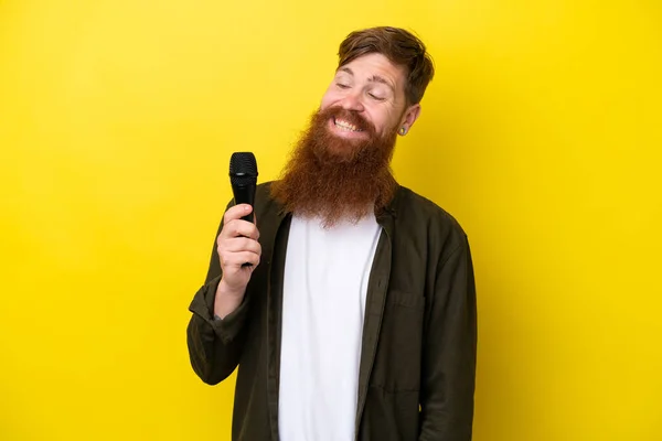 Rudowłosy Mężczyzna Brodą Podnoszący Mikrofon Żółtym Tle Szczęśliwym Wyrazem Twarzy — Zdjęcie stockowe