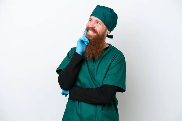 Cirurgião Ruiva Homem Uniforme Verde Isolado Fundo Branco Pensando Uma — Fotografia de Stock
