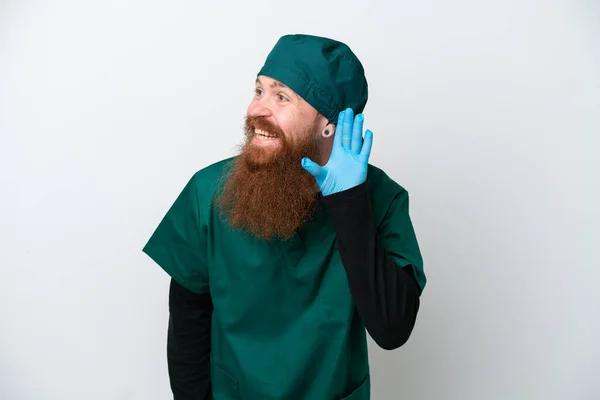 Sebész Vörös Hajú Férfi Zöld Egyenruhában Elszigetelt Fehér Háttér Hallgat — Stock Fotó