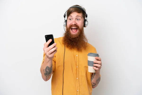 Telemarketer Homem Isolado Fundo Branco Segurando Café Para Levar Celular — Fotografia de Stock