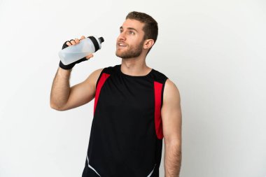 Yakışıklı sarışın adam izole edilmiş beyaz arka planda spor su şişesiyle