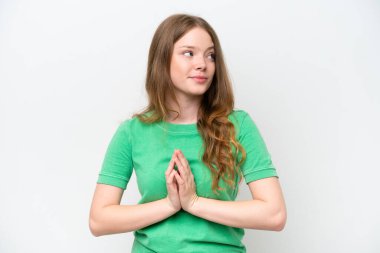 Genç ve güzel bir kadın beyaz arka planda bir şeyler planlıyor.