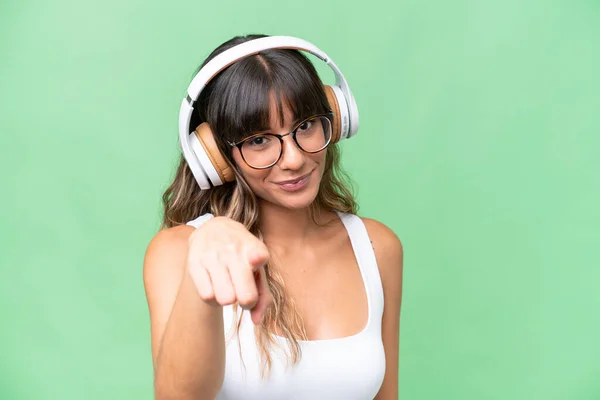 Joven Mujer Caucásica Sobre Fondo Aislado Escuchando Música —  Fotos de Stock