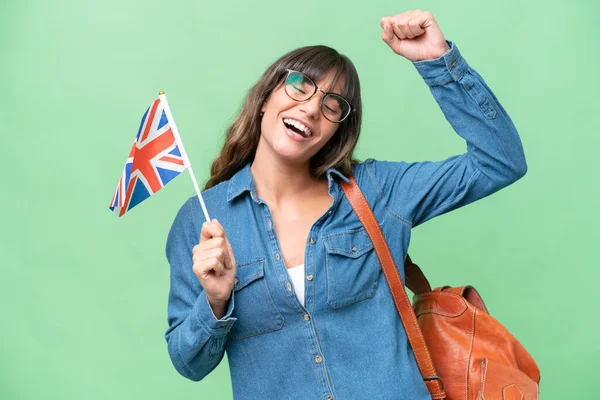 Jovem Caucasiana Segurando Uma Bandeira Reino Unido Sobre Fundo Isolado — Fotografia de Stock