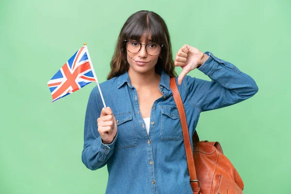 Mladá Běloška Držící Britskou Vlajku Nad Izolovaným Pozadím Ukazující Palec — Stock fotografie