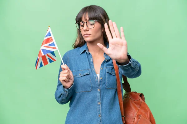 年轻的高加索女人举着英国国旗 在孤立的背景下做停止动作 感到失望 — 图库照片